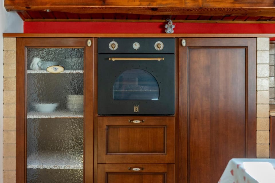 Kitchen or kitchenette, oven