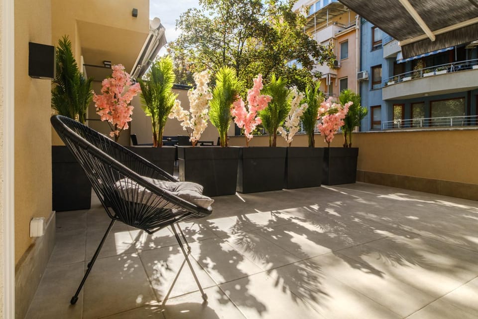 Patio, Day, Balcony/Terrace, Balcony/Terrace, sunbed