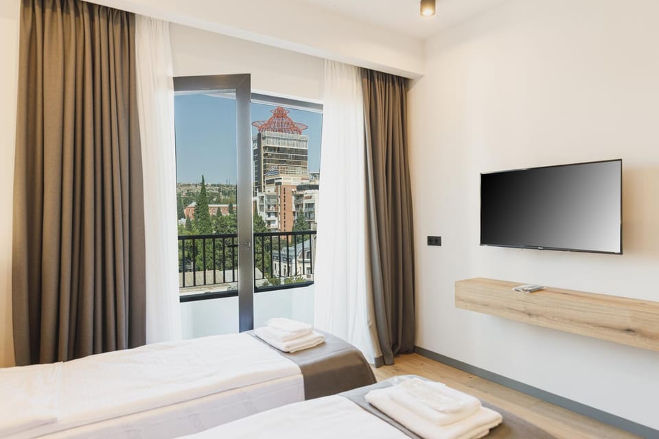 Bed, TV and multimedia, View (from property/room), Balcony/Terrace, Photo of the whole room, Bedroom, towels