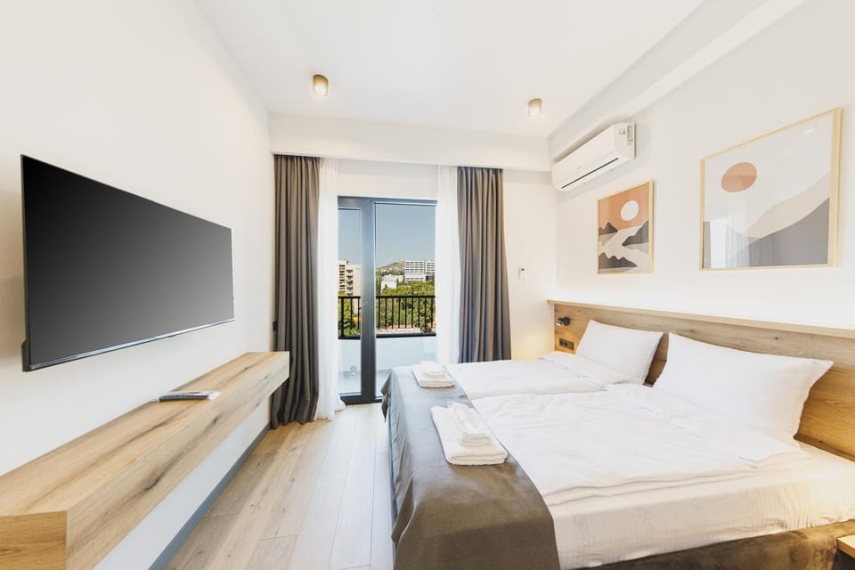 TV and multimedia, Living room, Photo of the whole room, Seating area, Bedroom