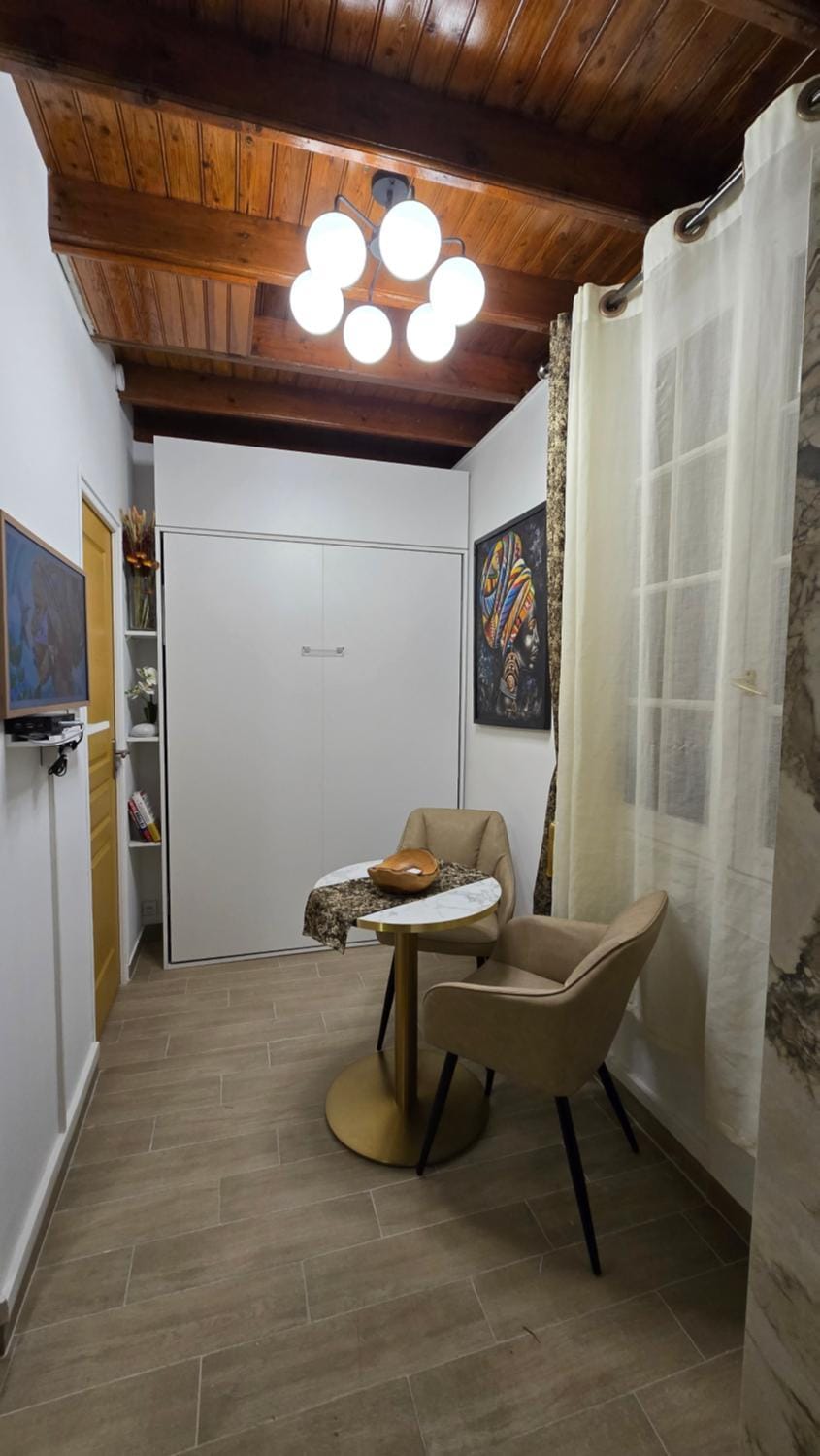 Mini Studio Doré 10m2 Apartment in Massy