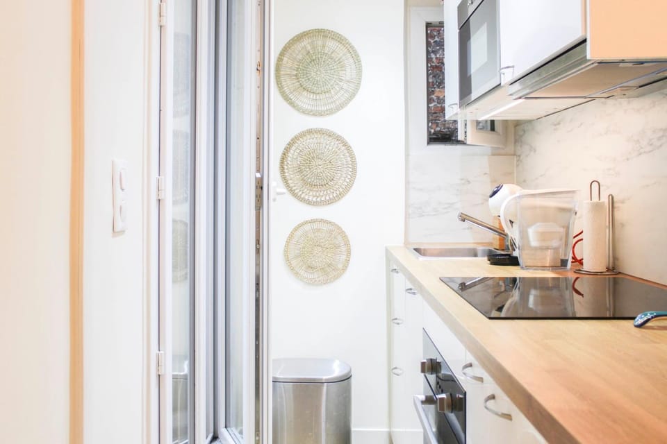 bright studio with balcony quiet location Apartment in Paris