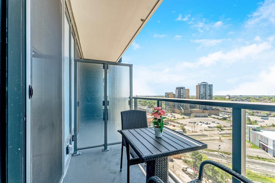 Modern High Rise King bed Condo with Private Balcony House in Waterloo