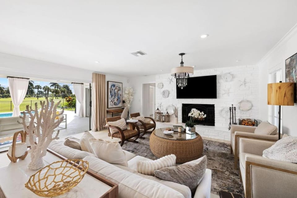 Luxury Beach House with a View House in Naples