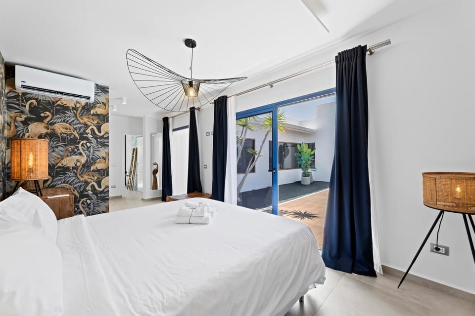 Bed, Photo of the whole room, Bedroom, air conditioner