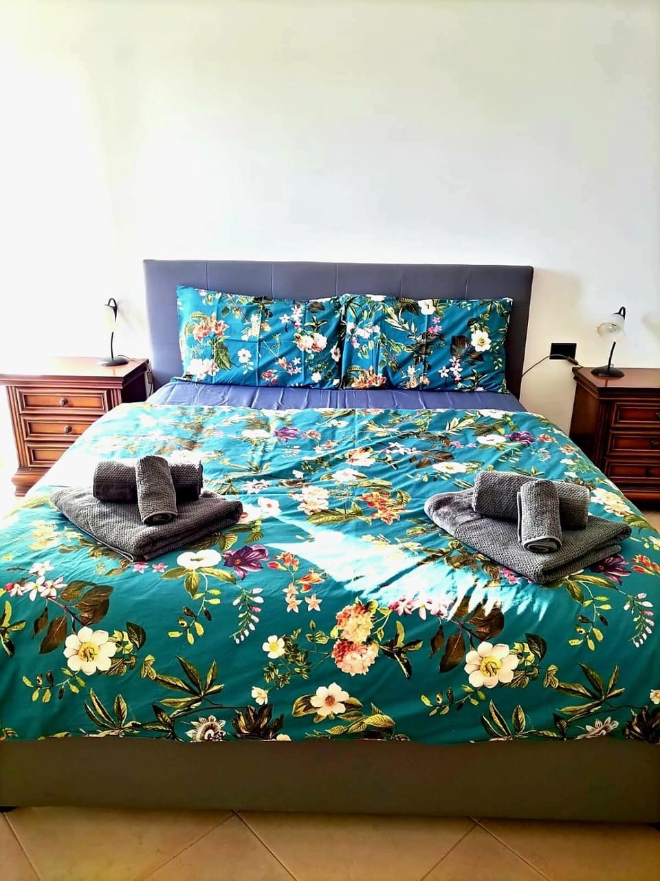 Bed, Bedroom, towels