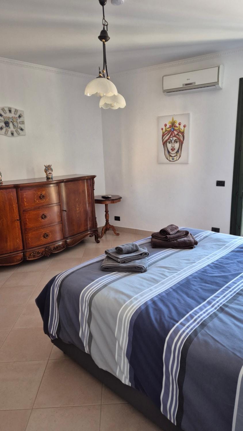 Bed, Bedroom, towels, air conditioner