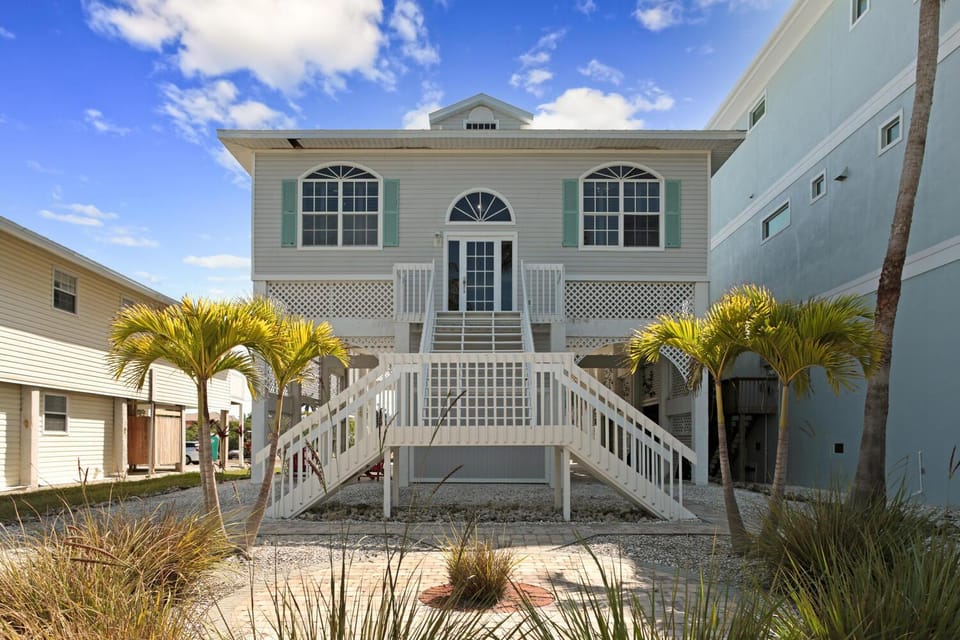 The Perfect Beach Getaway, 2 Bedroom, 2-Bath Home, Sleeps 7 House in Bonita Springs
