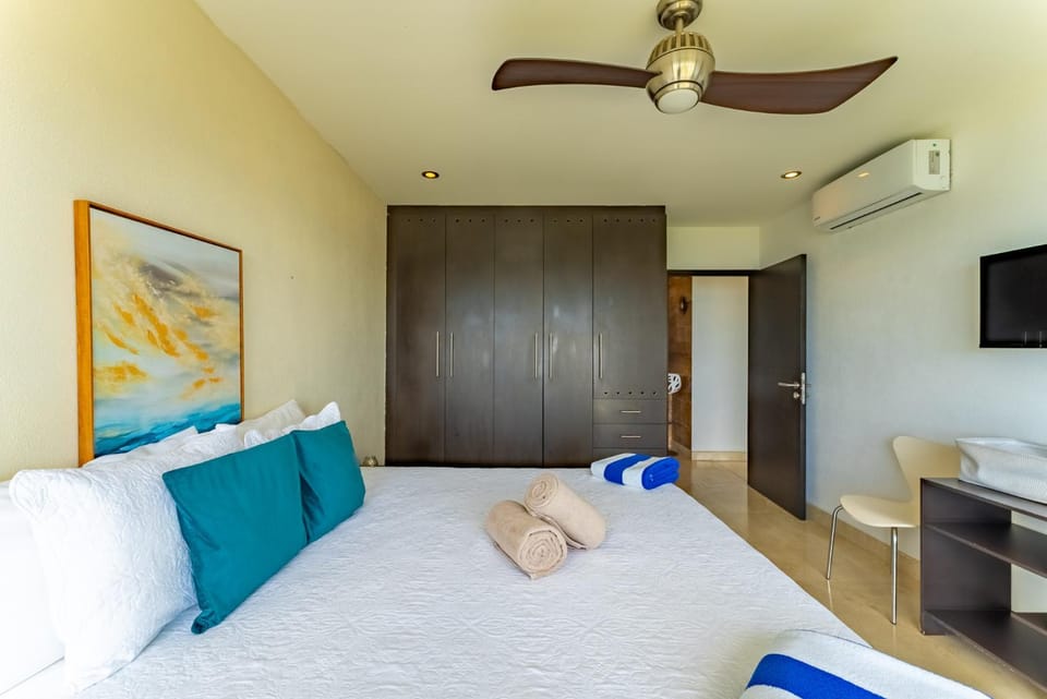 Bed, TV and multimedia, Photo of the whole room, Bedroom, wardrobe, air conditioner
