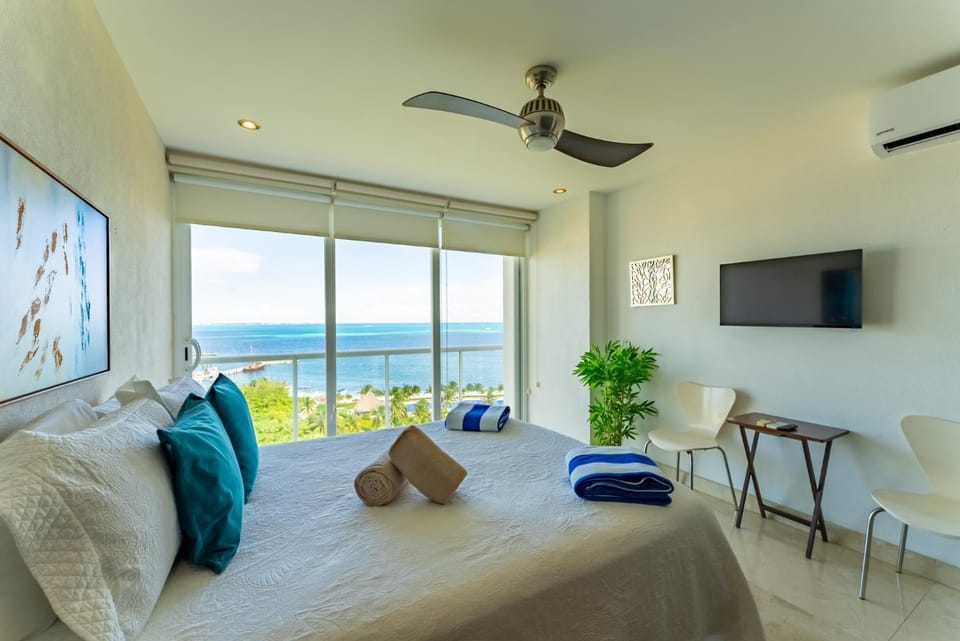 Bed, TV and multimedia, Photo of the whole room, Bedroom, Sea view