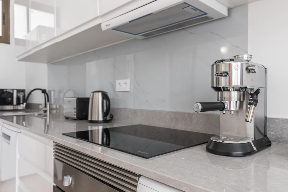 Coffee/tea facilities, stove, toaster