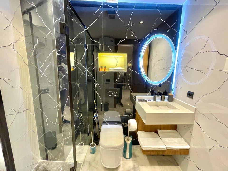 Shower, Toilet, Bathroom, bidet, towels