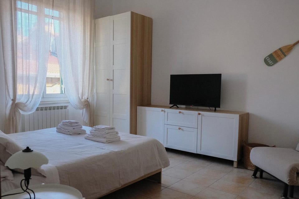 Bed, TV and multimedia, Photo of the whole room, Bedroom, towels, wardrobe