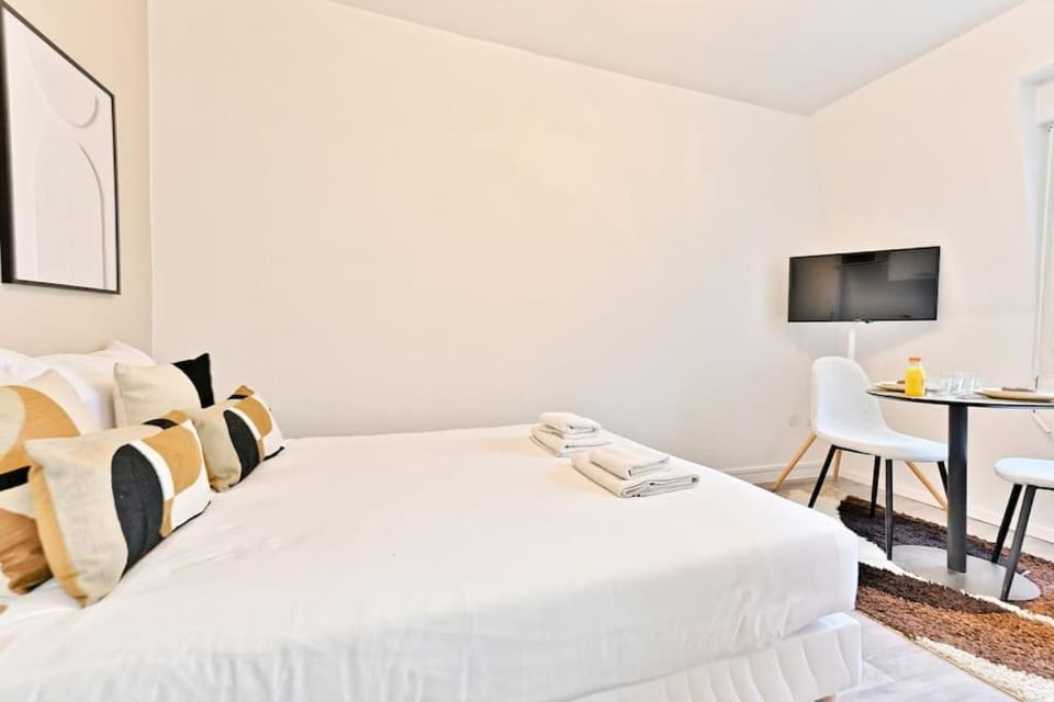 Bed, Photo of the whole room, Dining area