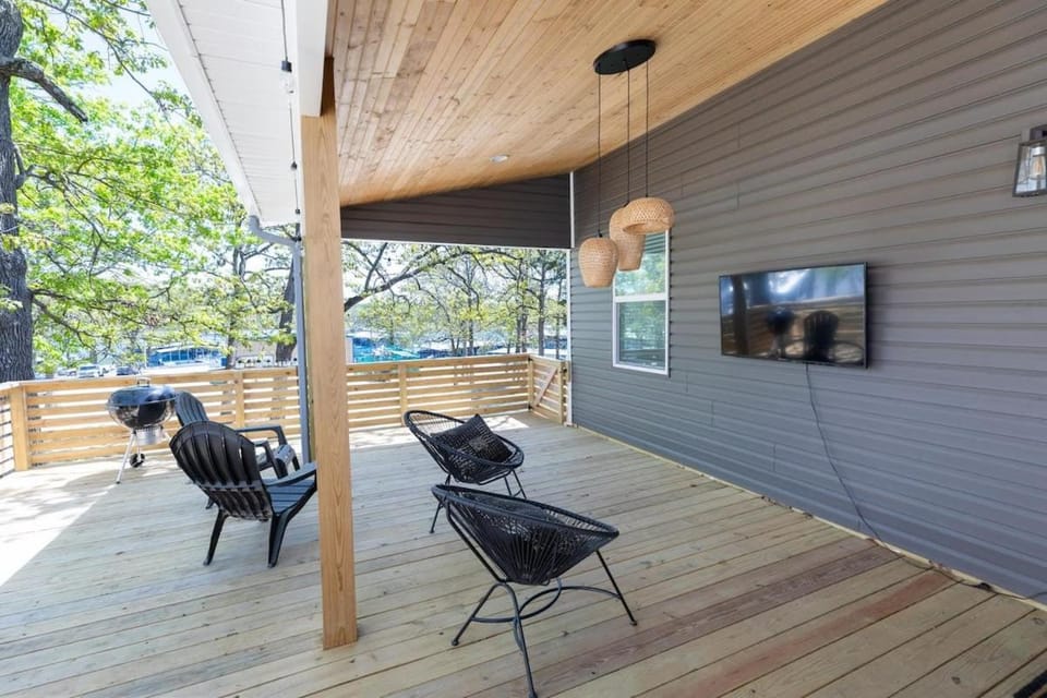 The Harbor -Lake Front Home- Boat slips available House in Kimberling City