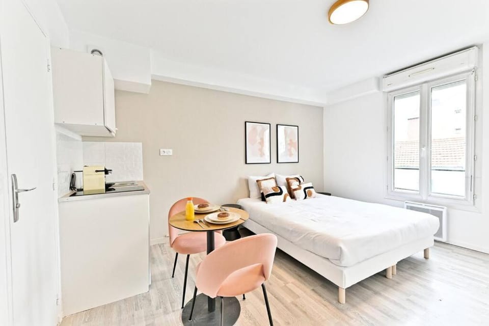 Bed, Kitchen or kitchenette, Photo of the whole room, Dining area