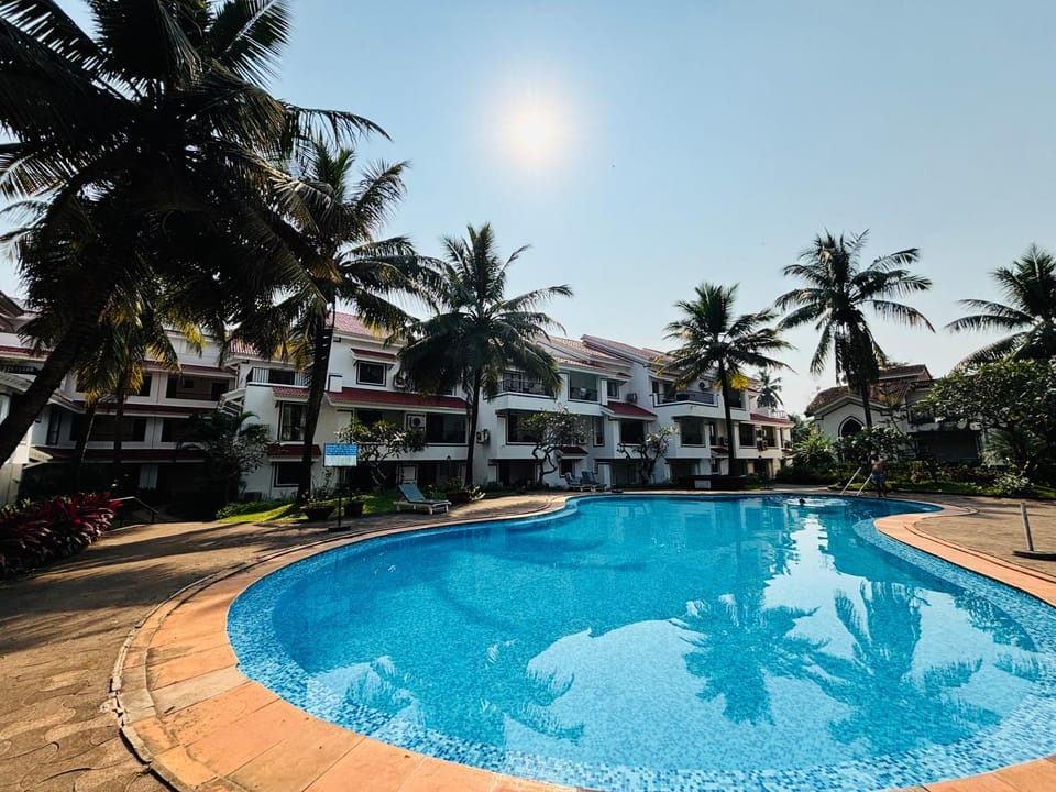 Property building, Day, Pool view, Swimming pool, sunbed