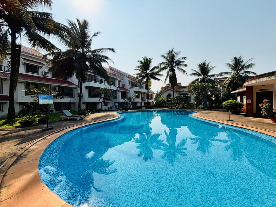 Property building, Day, Pool view, Swimming pool, sunbed