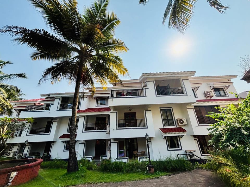 Property building, Spring, Day, Garden, View (from property/room), Balcony/Terrace, Garden view