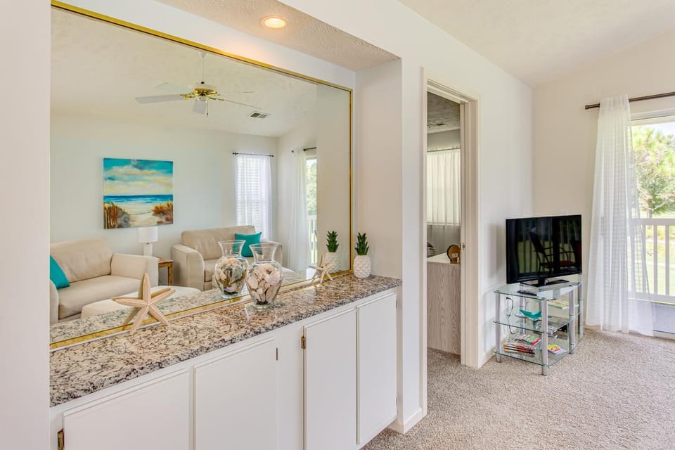 Screened Porch and Community Perks Myrtle Beach Gem Apartment in Carolina Forest