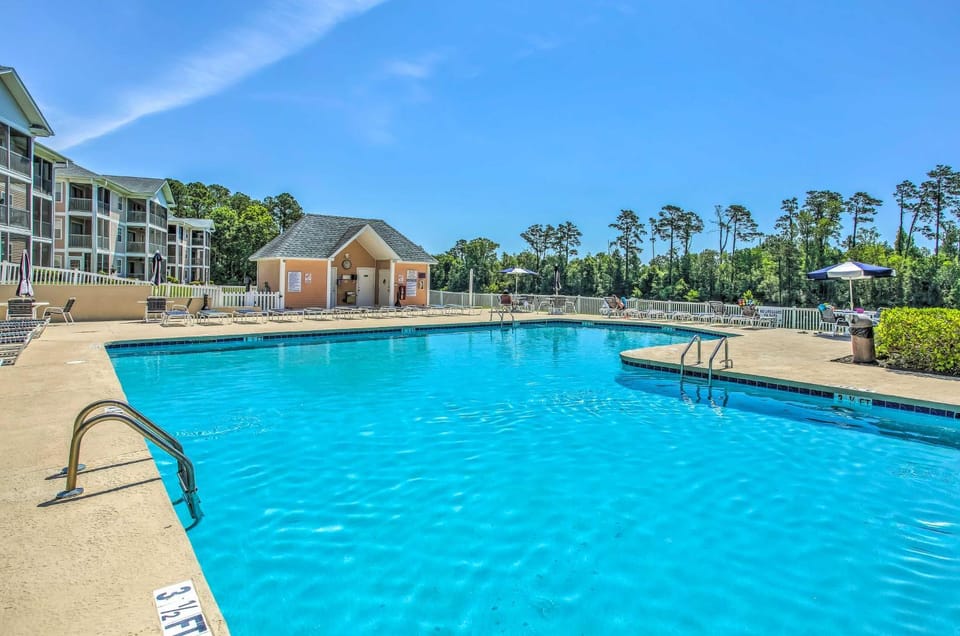 Screened Porch and Community Perks Myrtle Beach Gem Apartment in Carolina Forest