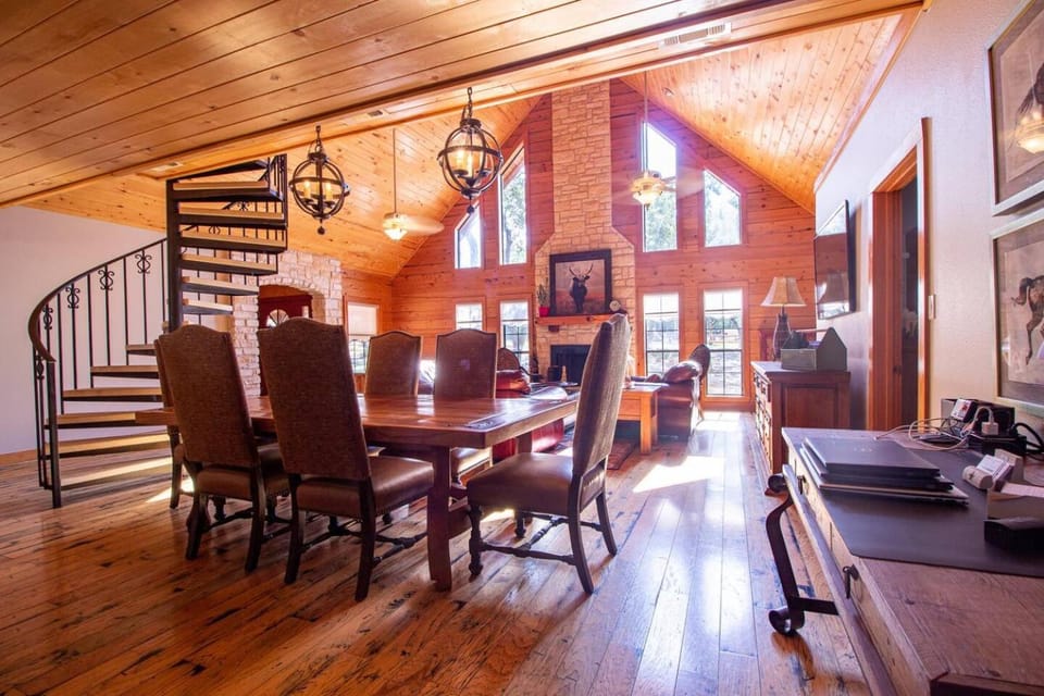 Camp David Retreat - Pool, Pickleball & Views House in Rio Grande