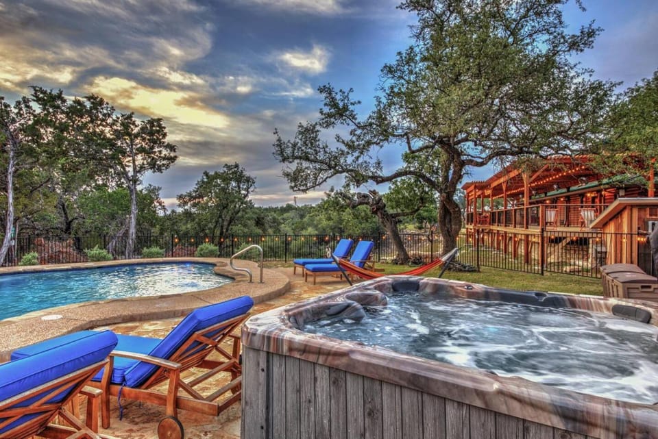 Camp David Retreat - Pool, Pickleball & Views House in Rio Grande