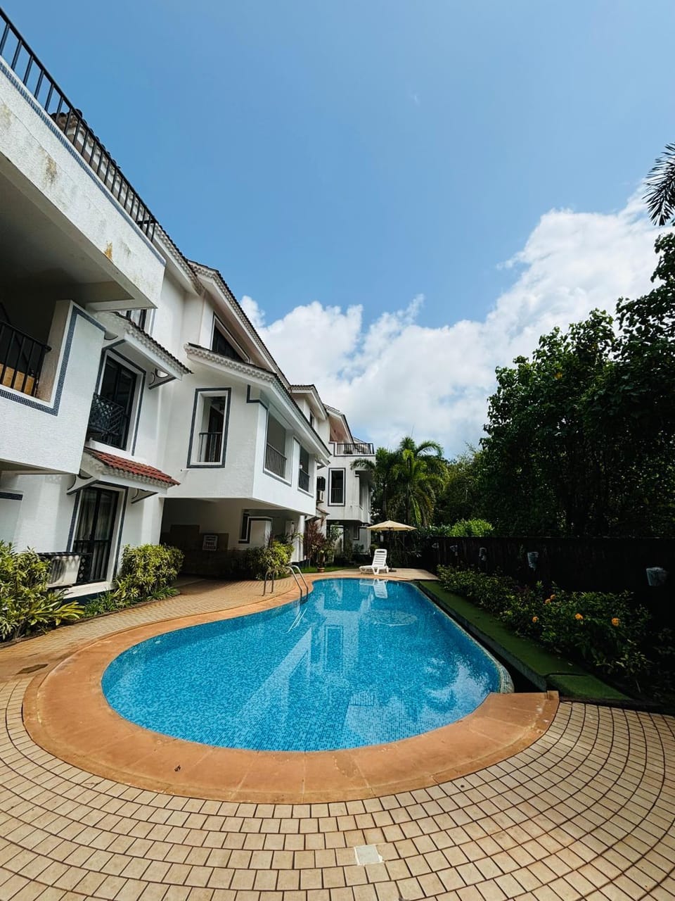 Property building, Day, Pool view, Swimming pool