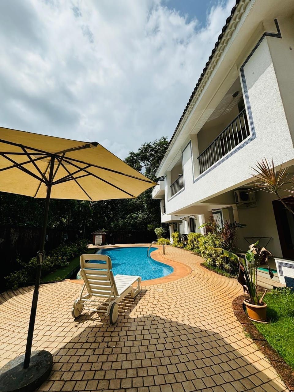 Property building, Patio, Spring, Day, Garden, View (from property/room), Balcony/Terrace, Garden view, Pool view, Swimming pool, sunbed