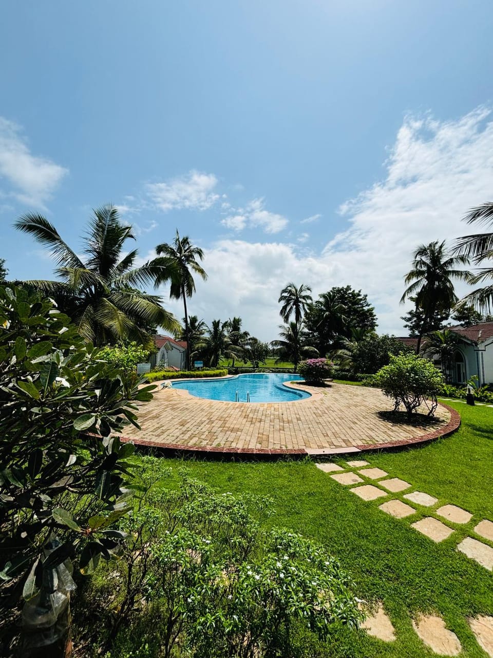 Property building, Spring, Day, Garden, View (from property/room), Garden view, Pool view, Swimming pool, sunbed