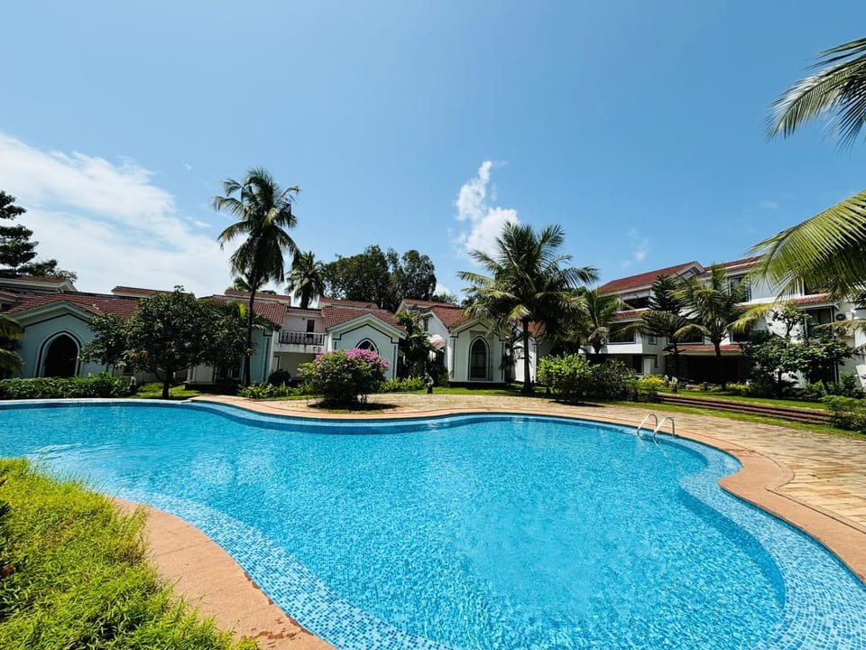 Property building, Spring, Day, Natural landscape, Garden, Garden view, Pool view, Swimming pool, sunbed