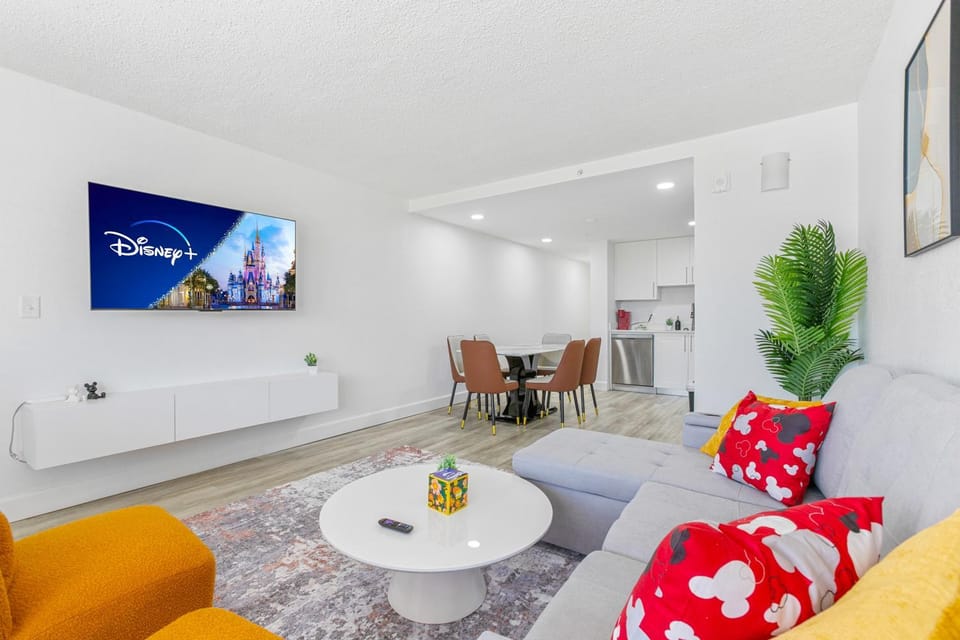 TV and multimedia, Kitchen or kitchenette, Living room, Seating area, Dining area