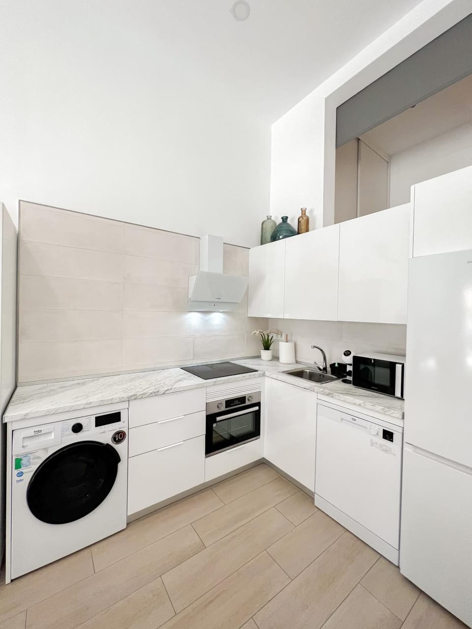 Kitchen or kitchenette, dishwasher, oven, washing machine