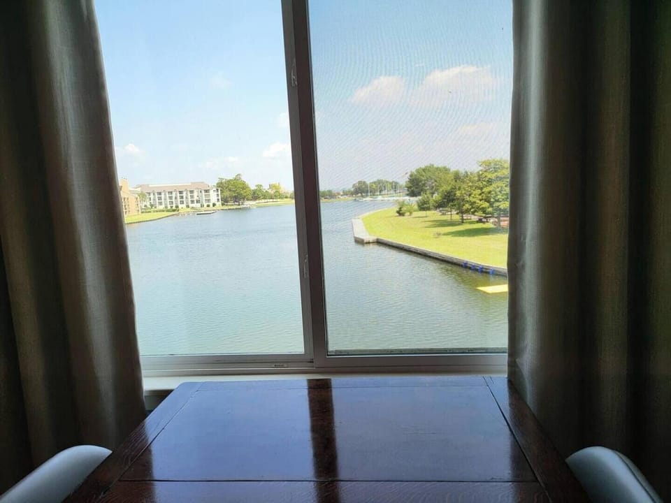 Bedroom, Lake view