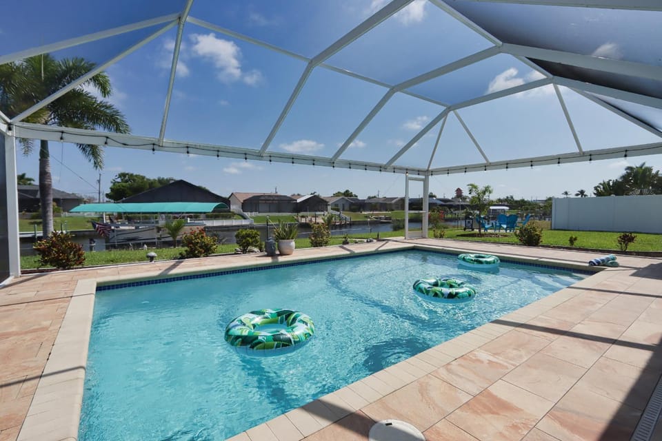 Stunning gorgeously remodeled canal-front pool home in Cape Coral - La Dolce Vita House in Cape Coral
