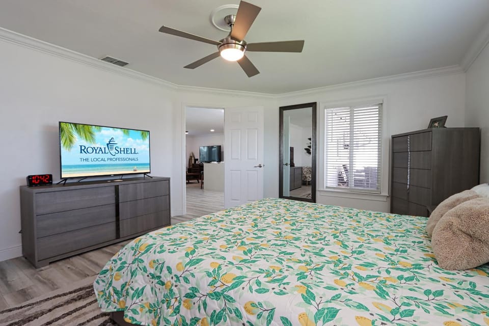 Stunning gorgeously remodeled canal-front pool home in Cape Coral - La Dolce Vita House in Cape Coral