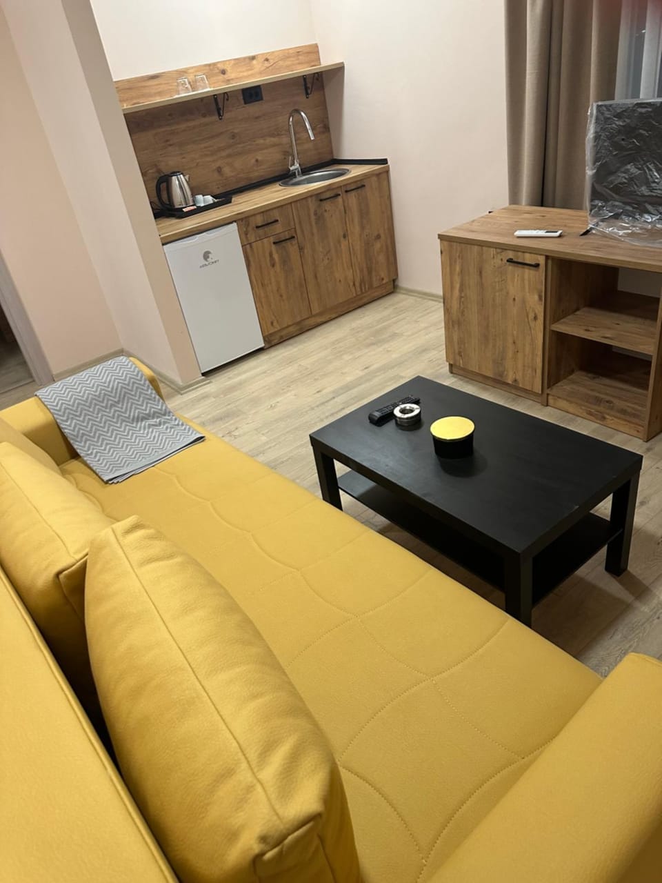 Kitchen or kitchenette, Living room, Seating area, minibar