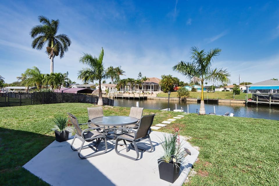 Maison de la Mer - Cape Coral Vacation Rental, Water front with direct access House in Cape Coral