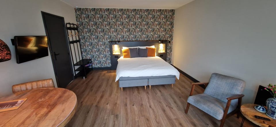 Bed, TV and multimedia, Seating area, Bedroom