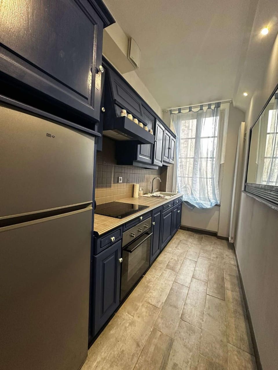 Kitchen or kitchenette, dishwasher, oven
