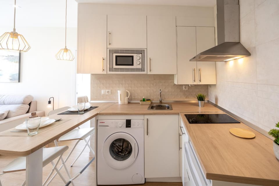 Kitchen or kitchenette, Dining area, stove, toaster, washing machine