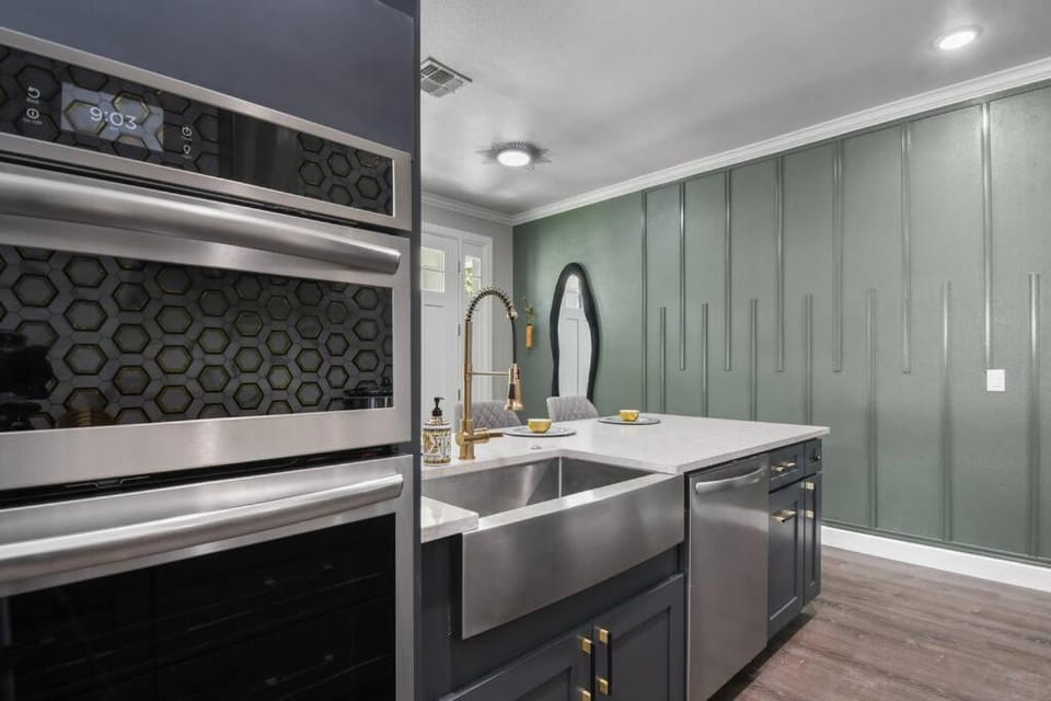 Pool Table, BBQ, Walking Distance to Local Gems House in Orlando