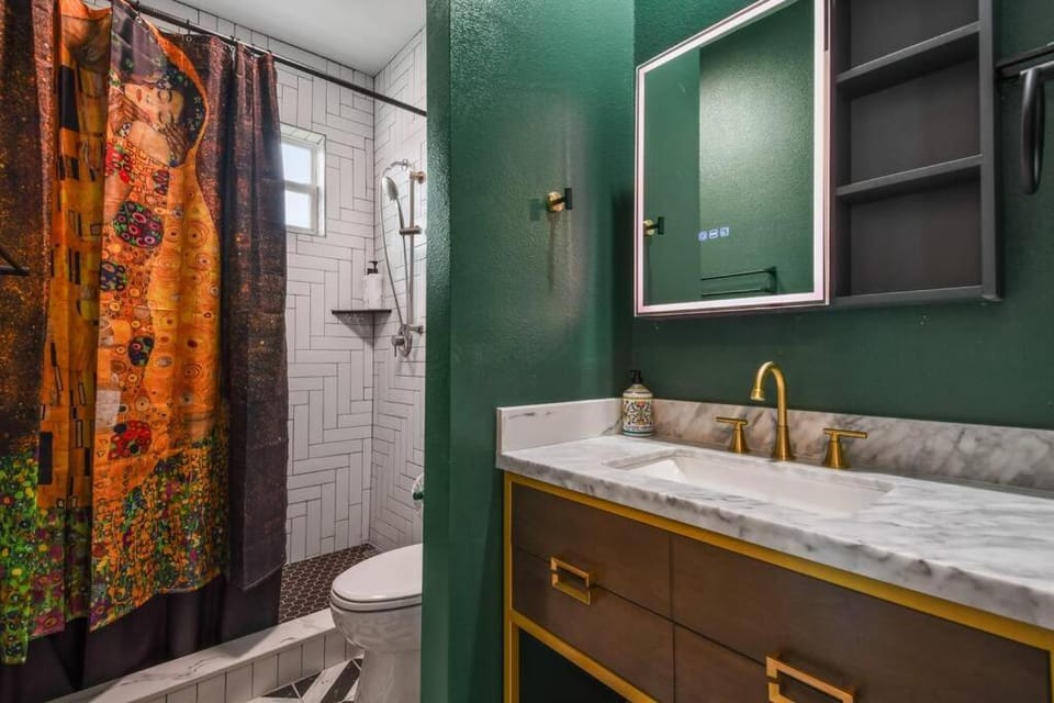 Pool Table, BBQ, Walking Distance to Local Gems House in Orlando