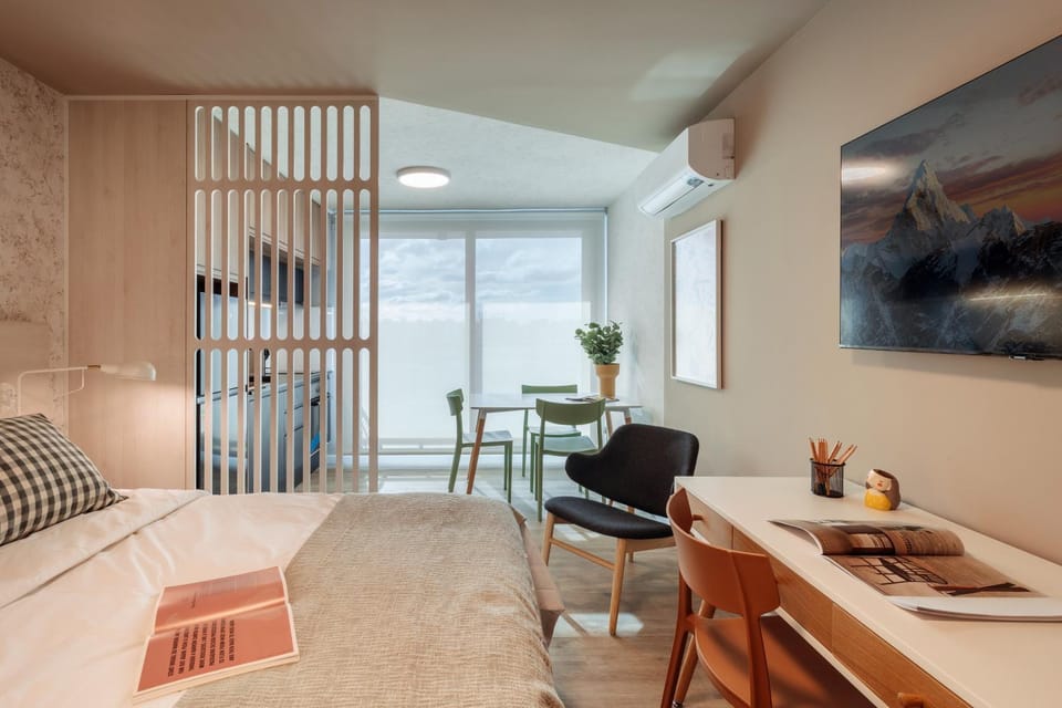 Bed, Photo of the whole room, Seating area, Bedroom