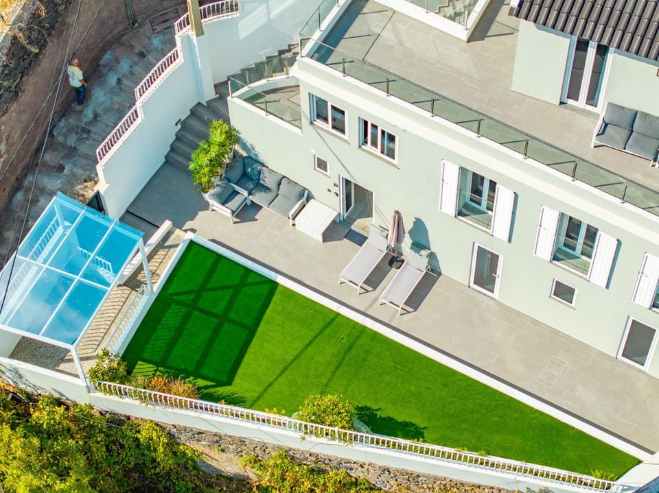 Property building, Patio, Day, Bird's eye view, Garden, sunbed