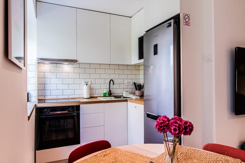 Kitchen or kitchenette, Seating area, oven, stove