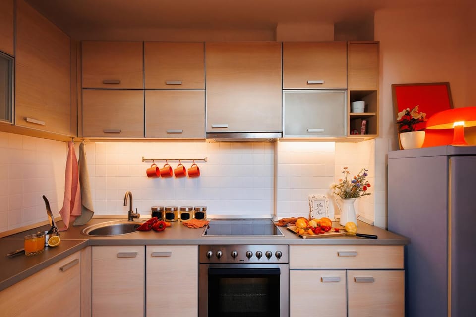 Coffee/tea facilities, dishwasher, oven, stove, kitchen