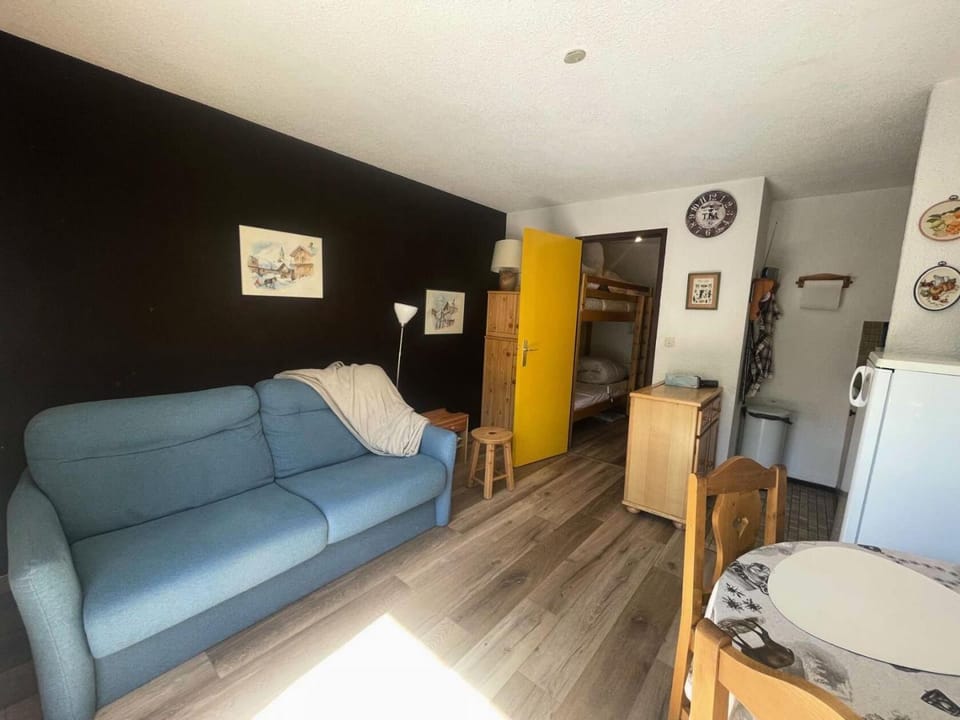 Bed, Living room