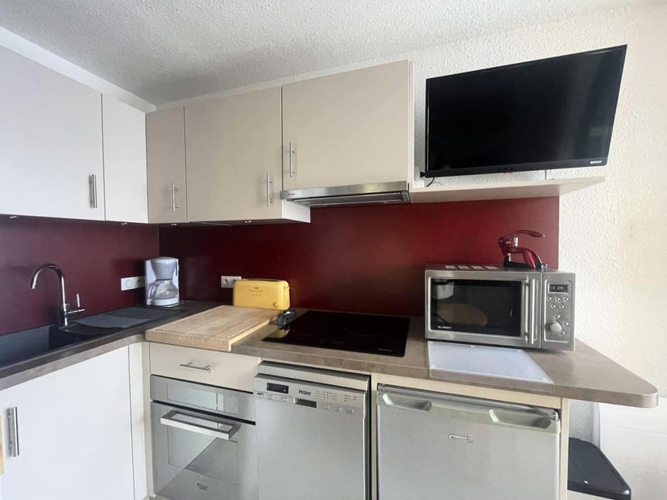 microwave, kitchen