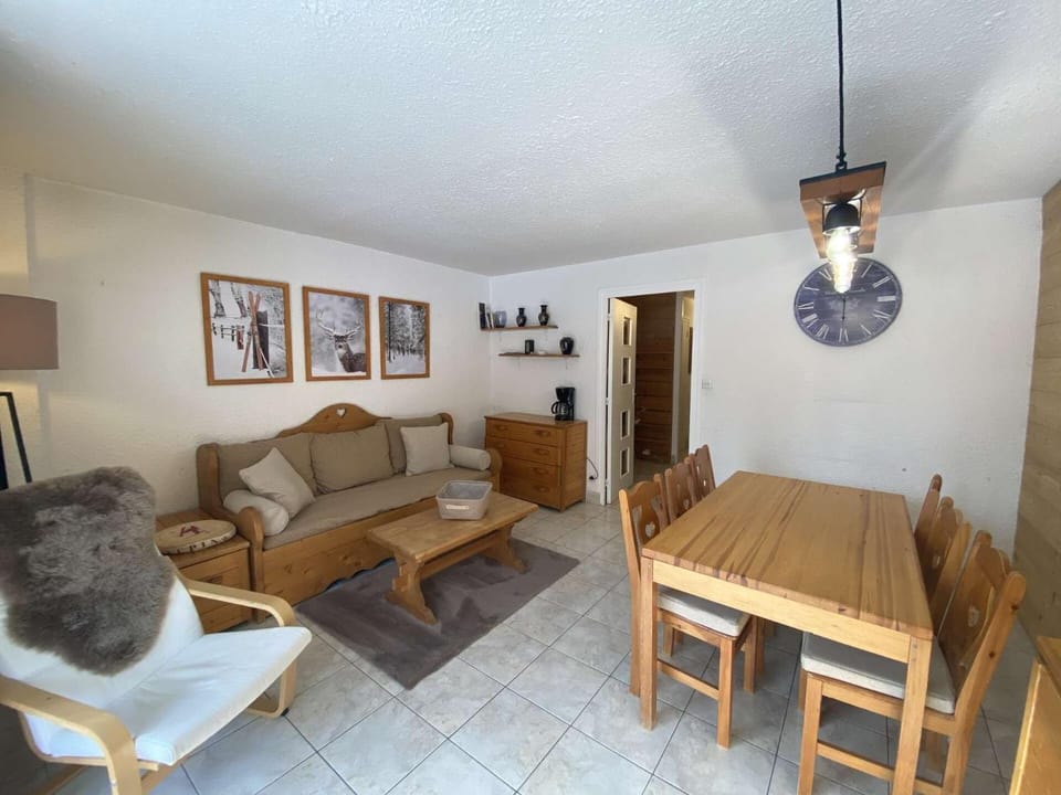 Bed, Living room, Bedroom, fireplace, kitchen